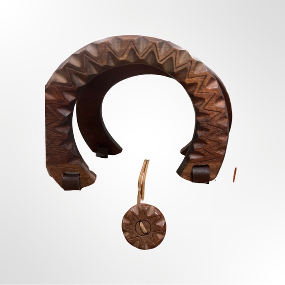 Orang straw bag with Woden handle and snap elastic on widen button. Used - Picture 7 of 12